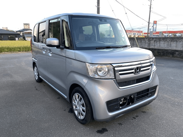 シルバーのホンダ N-BOX、駐車場に停車